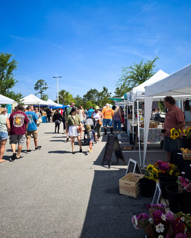 People buying fresh produce at a Florida farmers market